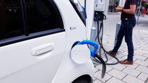 errores comunes que los conductores de coches híbridos y eléctricos